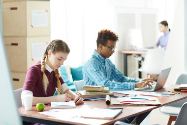 Akıllı kız onun groupmate net tarama ve seminer için hazırlanıyor süre Not Defteri'nde notlar yapma