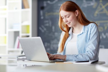 Tarafından Danışma laptop önünde oturan ve seminer için hazırlanırken gerekli bilgi arayan genç ve güzel öğrenci