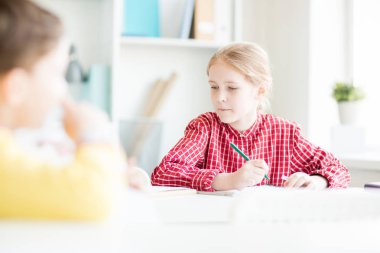 Pastel boya düşünme ders çalışırken çizmek ne fikirler ile dalgın kız öğrenci