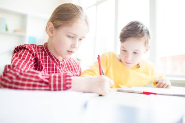 Çizim birlikte ders görevi taşırken vurgulayıcılar ile iki schoolkids