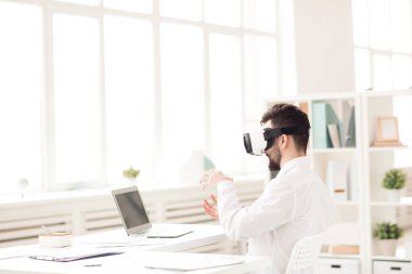 Sanal gerçeklik aygıtıyla ofiste iş adamı