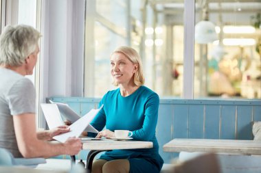 İşkadını tartışırken Sözleşmenin hükümlerine kafede toplantı sırasında onun istemci veya ortağı ile gülümseyen