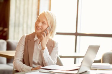 Bir müşteri kafede çalışırken arama smartphone ile başarılı broker