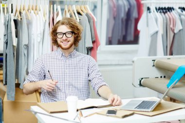 Genç tasarımcı düşünme hakkında yeni bir koleksiyon
