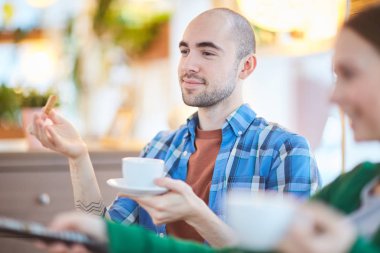 Genç adam onun kız arkadaşı ile çay içme