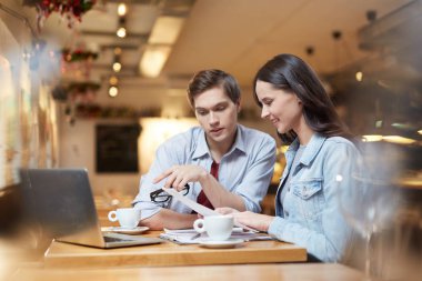 Sunuyla birlikte café'de iş yemeği sırasında çalışma iş arkadaşları