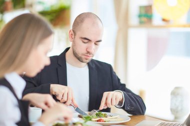 Meslektaşı ile birlikte yemeğe işadamı