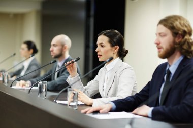 Konferans veya siyasi forum micrpophone iş arkadaşları arasında konuşurken konuşmacılardan biri