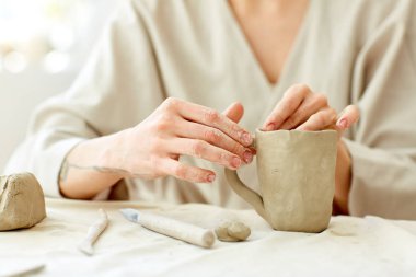 Kil ya da çalışma alanı tarafından gerekli handtools ile tarafından seramik kupa yapma esnaf el