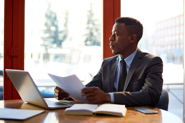 Ernsthafter Afrikanischer Geschäftsmann Formalbekleidung Arbeitet Mit Papieren Während Büro Tisch — Stockfoto