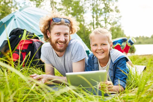 Glada Bröder Med Touchpad Avkopplande Gräs Morgonen Deras Skog Resa — Stockfoto