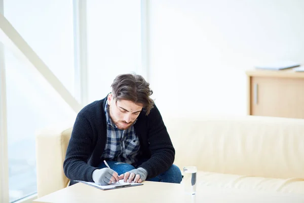 Jonge Vluchteling Terrorisme Slachtoffer Zitten Midden Van Sociale Ondersteuning Opschrijven — Stockfoto