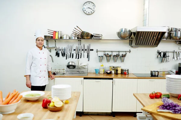 Profesyonel Çalışma Ortamı Mutfak Lavaboda Beklemede Restoran Şefi — Stok fotoğraf