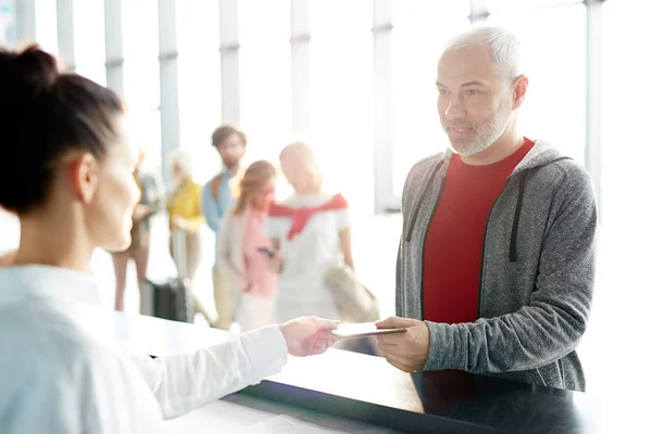 Homme Mûr Aux Cheveux Gris Reprenant Son Passeport Comptoir Enregistrement — Photo