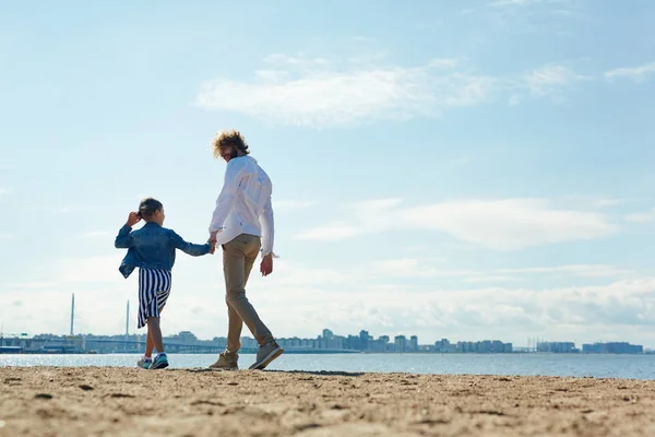 Young Man His Daughter Walking Sandy Beach Warm Summer Day — Stock Photo, Image