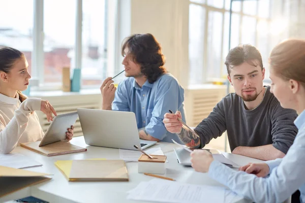 Geschäftsleute Die Eine Gemeinsame Arbeit Schreibtisch Planen Während Eines Meetings — Stockfoto