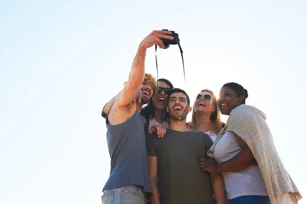 Jóvenes Extáticos Amistosos Haciendo Selfie Cámara Fotográfica Contra Sol —  Fotos de Stock