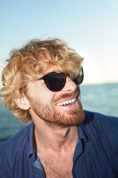 Chico Sonriente Con Cabello Rubio Ondulado Usando Camisa Gafas Sol — Foto de Stock