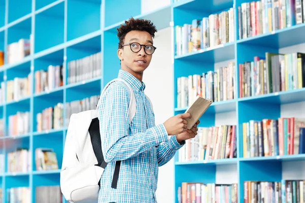 Афро Американский Студент Книгой Рюкзаком Смотрит Библиотечные Часы Опоздать Следующий — стоковое фото