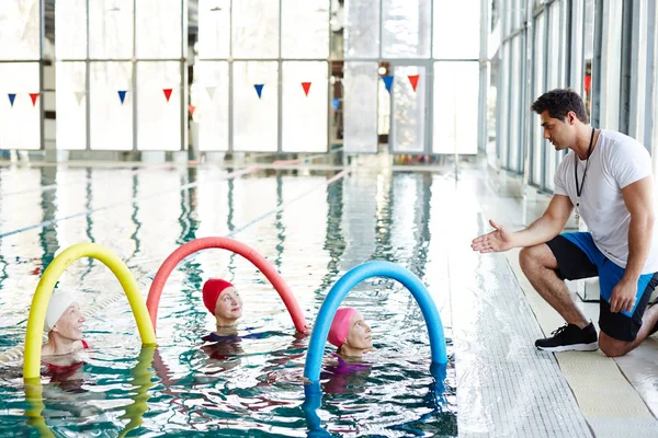 Three Mature Swimmer Sports Equipment Listening Advice Trainer Aerobics — Stock Photo, Image