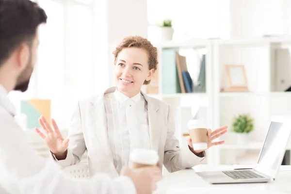 Mujer Negocios Sonriente Discutiendo Trabajo Una Reunión Tomando Café — Foto de Stock