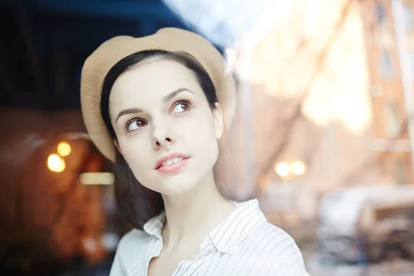 Söt Flicka Med Naturlig Makeup Tittar Genom Fönstret Medan Spendera — Stockfoto