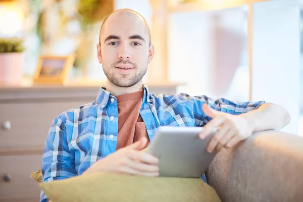 Retrato Homem Casual Usando Seu Tablet Enquanto Relaxa Sofá Casa — Fotografia de Stock