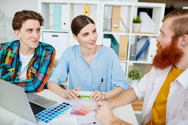 Grupo Diseñadores Que Eligen Muestras Color Juntas Mesa — Foto de Stock