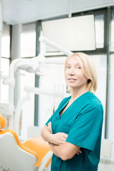 Female Dentist Assistant Uniform Crossing Her Arms Chest While Looking — Stock Photo, Image