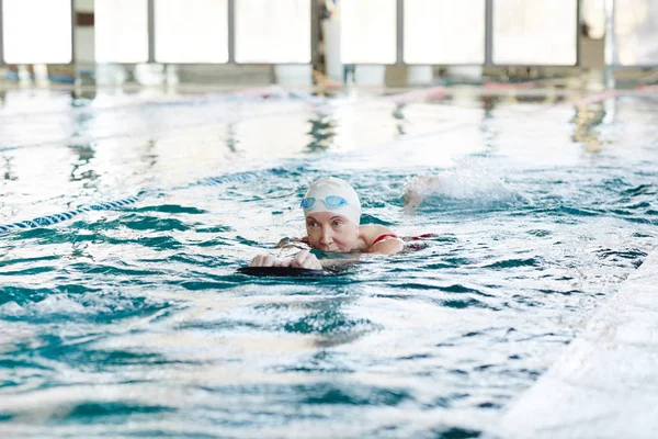 Yüzme Boş Olarak Egzersiz Mayo Içinde Aktif Olgun Kadın — Stok fotoğraf
