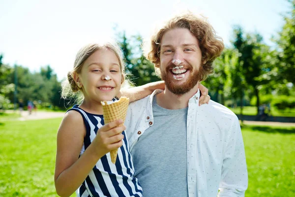 Glad Flicka Och Hennes Far Som Äter Glass Varm Solig — Stockfoto