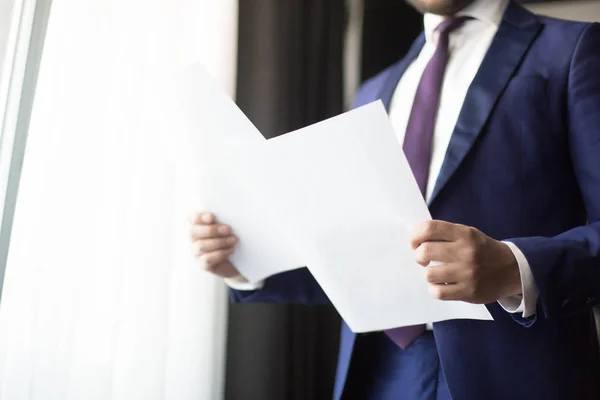 Financiële Documenten Contracten Handen Van Econoom Agent Pak Staande Door — Stockfoto