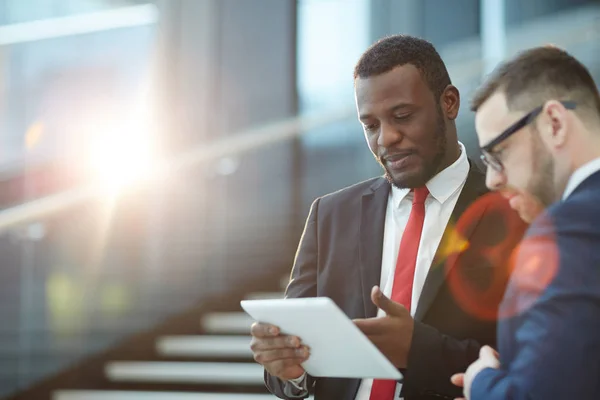 Joven Agente Afroamericano Con Tableta Haciendo Presentación Nuevo Contrato Socio — Foto de Stock