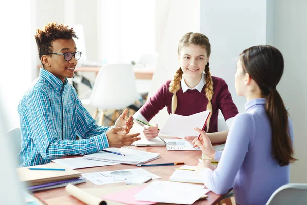 Gruppo Giovani Studenti Che Parlano Informazioni Che Leggono Mentre Preparano — Foto Stock