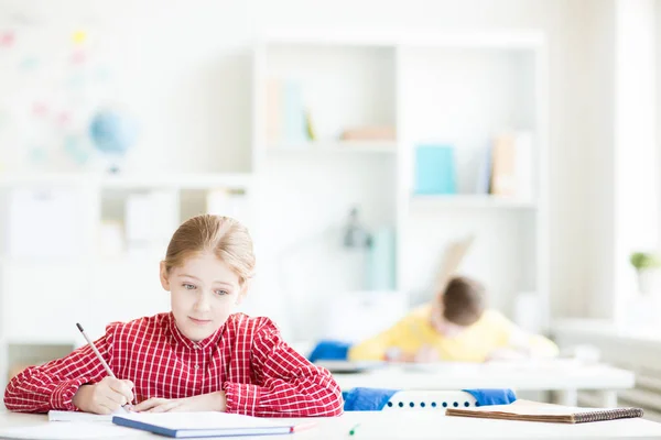 勤奋的中学生在书中阅读课文 在个人作品中做笔记 — 图库照片