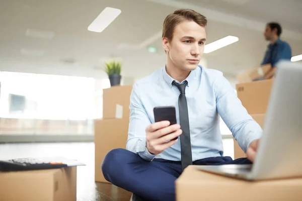 Jovem Empresário Sério Com Gadgets Concentrando Trabalho Remoto Rede Novo — Fotografia de Stock