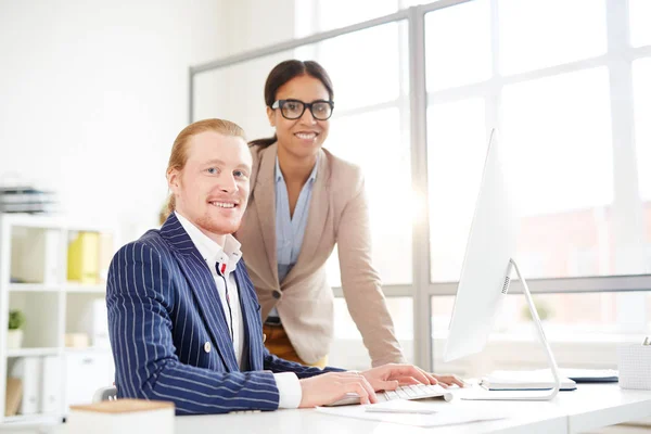 Retrato Del Equipo Empresarial Que Utiliza Computadora Juntos Oficina — Foto de Stock