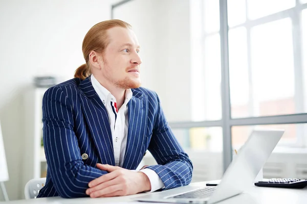 Rödhåriga Affärsman Arbetar Laptop Kontoret — Stockfoto