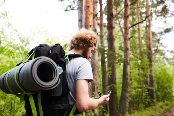 Joven Viajero Con Mochila Brújula Buscando Camino Correcto Campamento —  Fotos de Stock