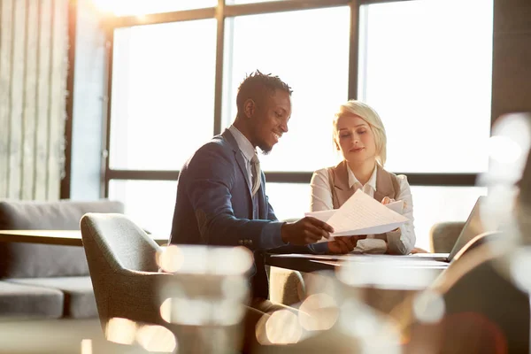 Zwei Junge Kollegen Blättern Während Eines Arbeitstreffens Café Finanzpapieren — Stockfoto