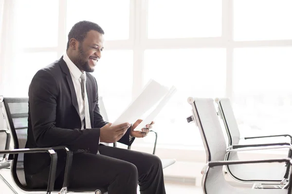 Счастливый Элегантный Бизнесмен Афро Американской Национальности Готовит Доклад Конференции — стоковое фото