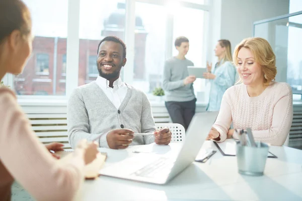 Oficinistas Exitosos Que Debaten Nuevos Proyectos Estrategias Por Lugar Trabajo — Foto de Stock