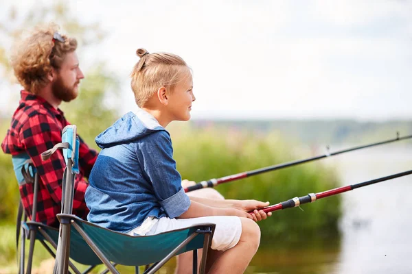 父亲和儿子与杆一起钓鱼在夏天周末湖 — 图库照片