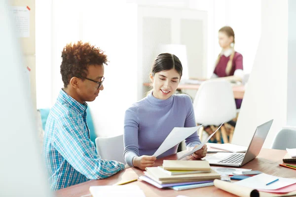 Jeune Fille Avec Papier Son Compagnon Lecture Informations Pour Prochain — Photo