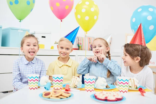 Niños Divertidos Gorras Cumpleaños Disfrutando Fiesta Con Globos Sabrosos Postres — Foto de Stock