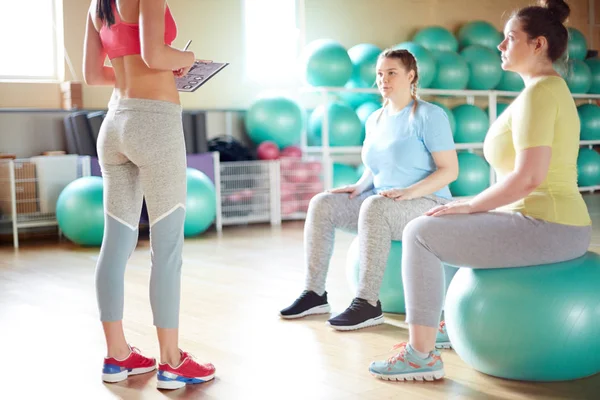 Two Sized Girls Activewear Sitting Fitballs Listening Trainer Doing Gymnastics — Stock Photo, Image
