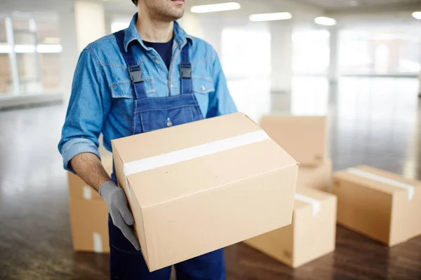 Handschuh Tragender Arbeiter Uniform Trägt Gepackten Karton Mit Vorräten Bei — Stockfoto