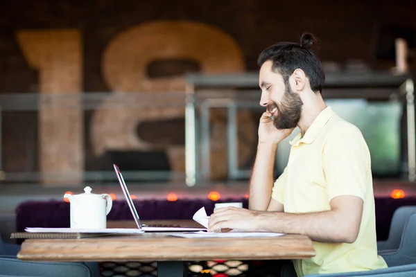 Glad Ung Affärsman Sitter Vid Bord Café Prata Smartphone Och — Stockfoto