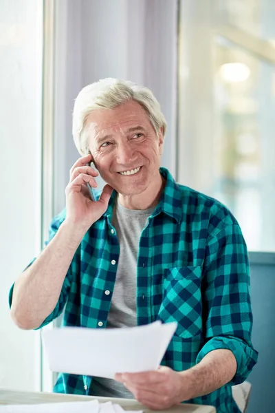 Feliz Hombre Negocios Sénior Ropa Casual Hablando Teléfono Inteligente Consultar —  Fotos de Stock