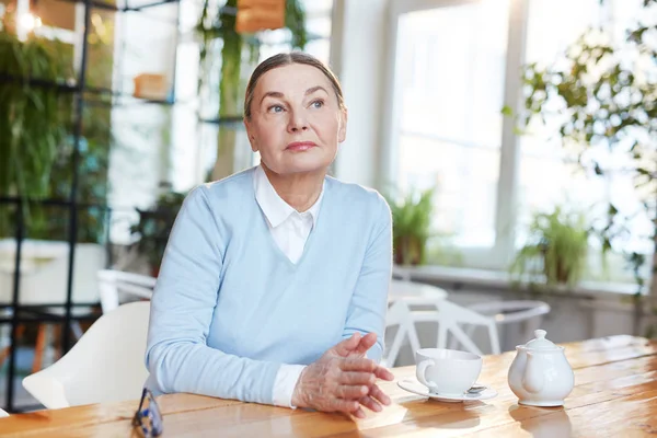 Donna Anziana Pensierosa Casualwear Seduta Tavolo Caffè Prendere — Foto Stock